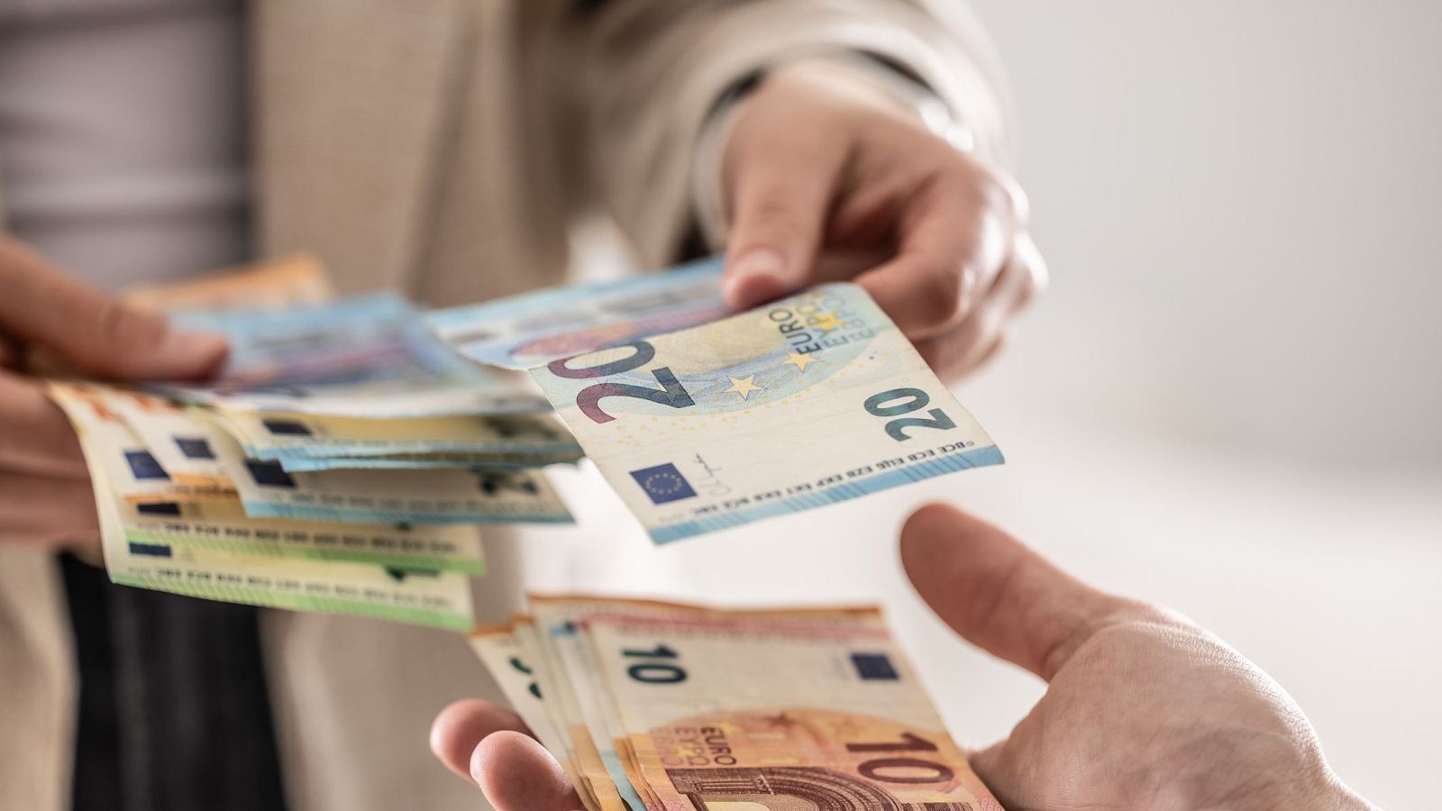manos intercambiando dinero